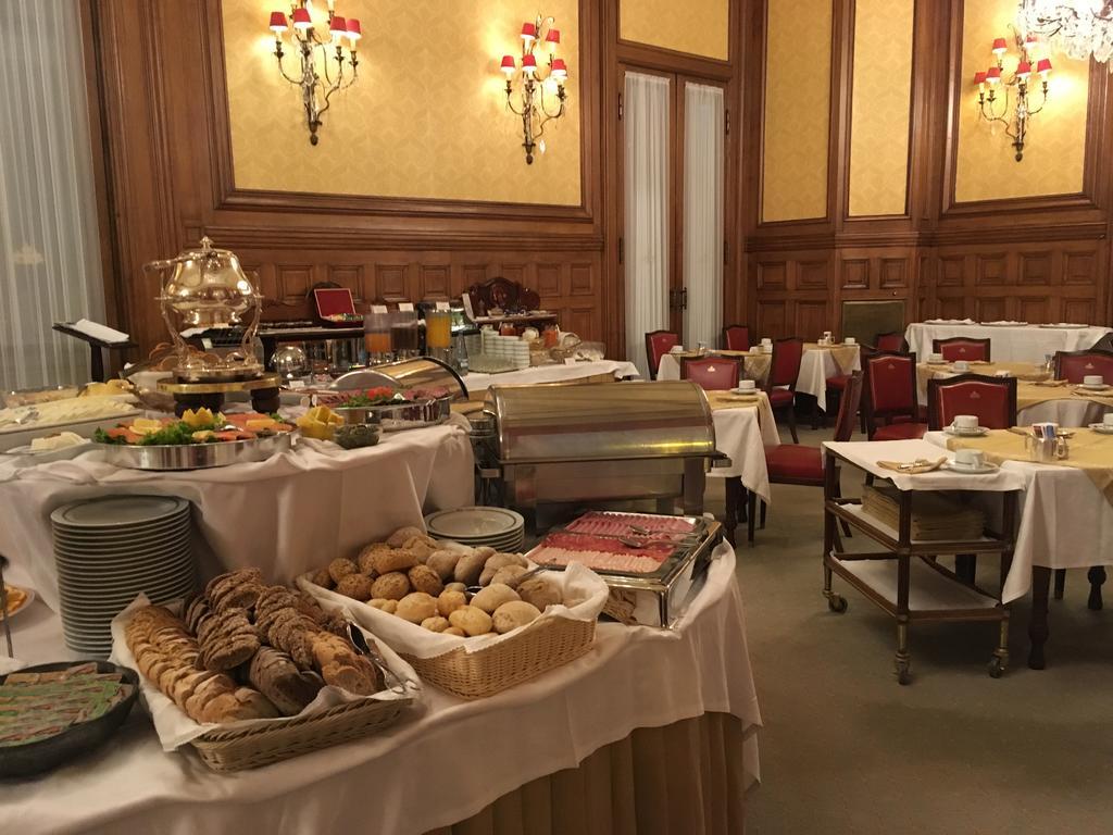 Hotel Avenida Palace Lisboa Εξωτερικό φωτογραφία The buffet at the hotel's restaurant