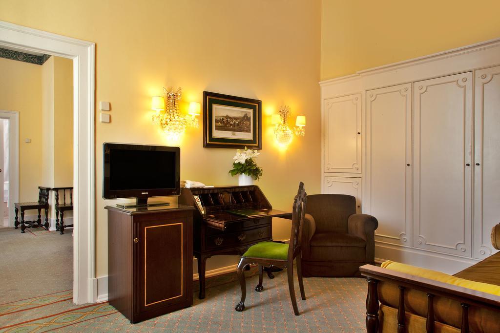 Hotel Avenida Palace Lisboa Εξωτερικό φωτογραφία A room at the hotel