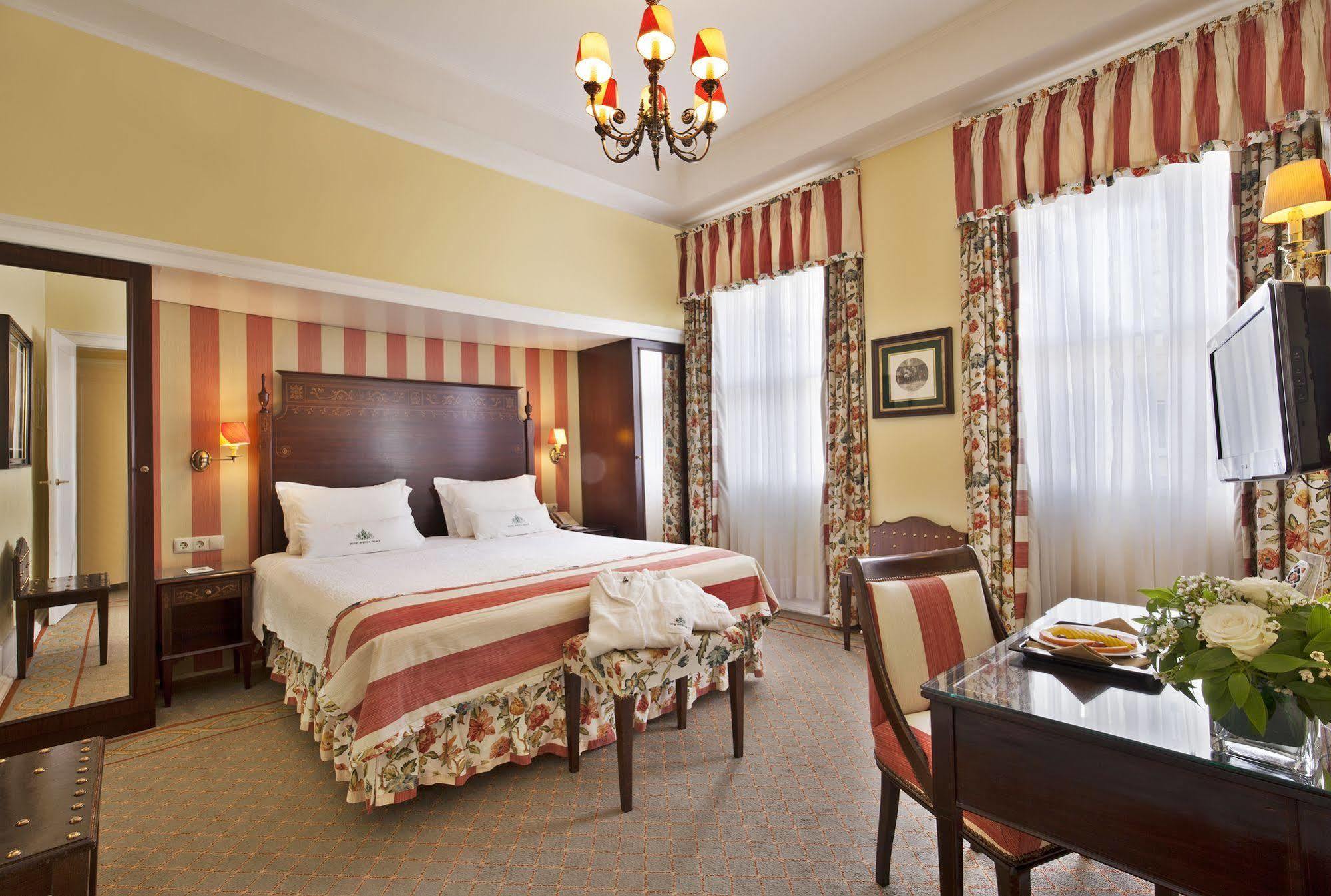 Hotel Avenida Palace Lisboa Εξωτερικό φωτογραφία A room at the hotel